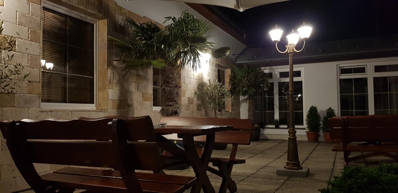 戴安娜酒店 Nové Mesto nad Váhom 外观 照片