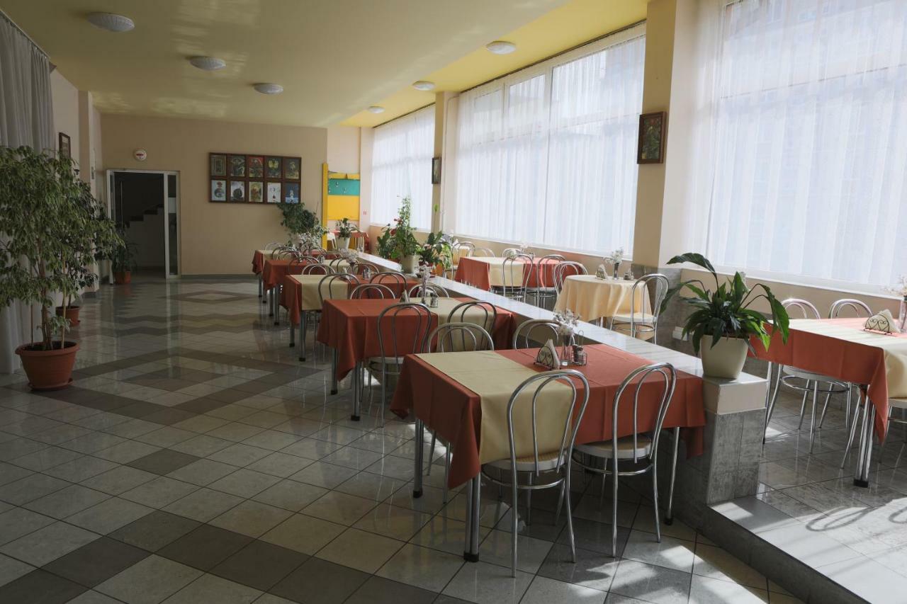 戴安娜酒店 Nové Mesto nad Váhom 外观 照片